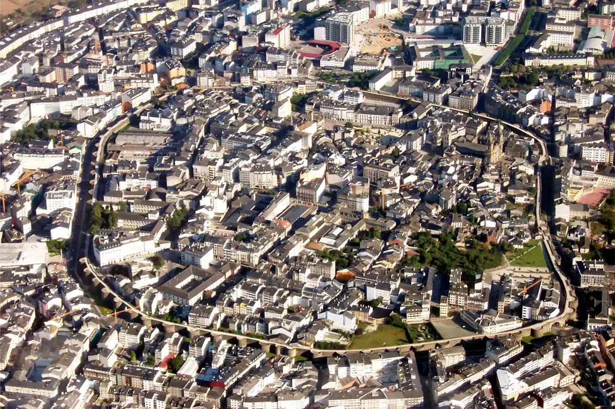 Lugo3 Vue aérienne des murailles romaines de Lugo entourant le centre historique