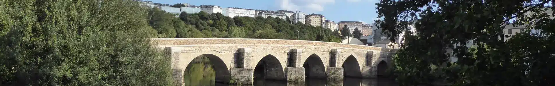 Lugo4 Pont médiéval en pierre à arches à l’entrée d’une ville espagnole