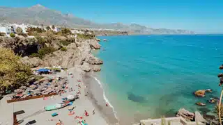Bord de mer à Nerja, crique ensoleillée et mer turquoise en Andalousie