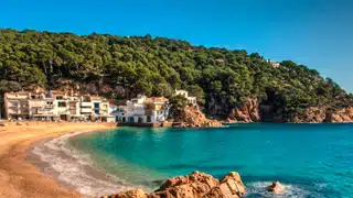 Plage paisible et village côtier typique de la Costa Brava en Espagne