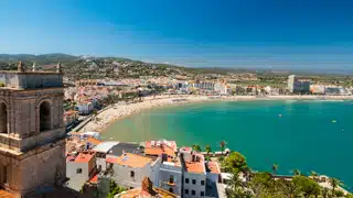 Vue panoramique de Peñíscola et sa plage sur la Costa del Azahar