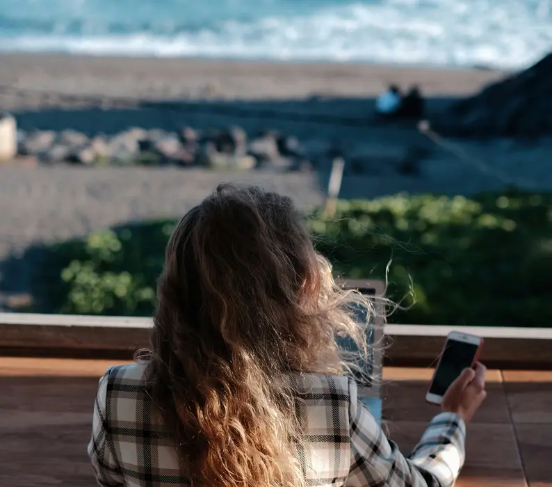 Digital nomad Spain Télétravail en extérieur avec vue sur l’océan – style de vie nomade