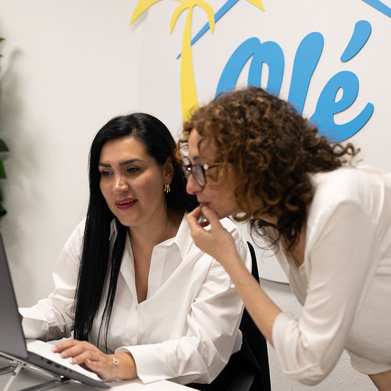 Travail collaboratif au sein d’une agence spécialisée pour expatriés en Espagne