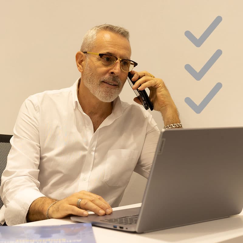 Chasseur-Immobilier-au-téléphone-avec-ses-clients (1)
