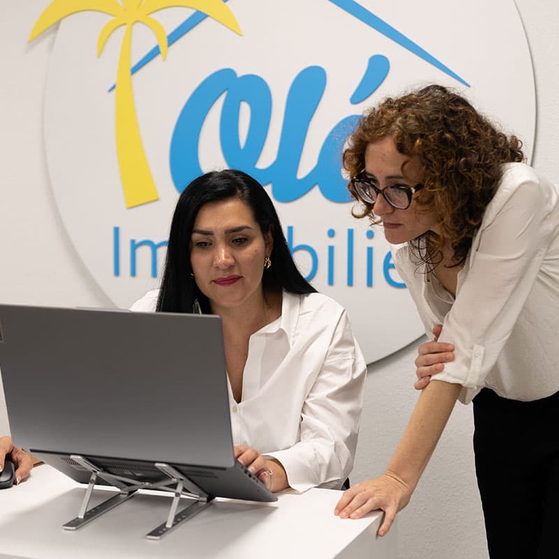 service_administratif (1) Deux femmes du service administratif devant un ordinateur