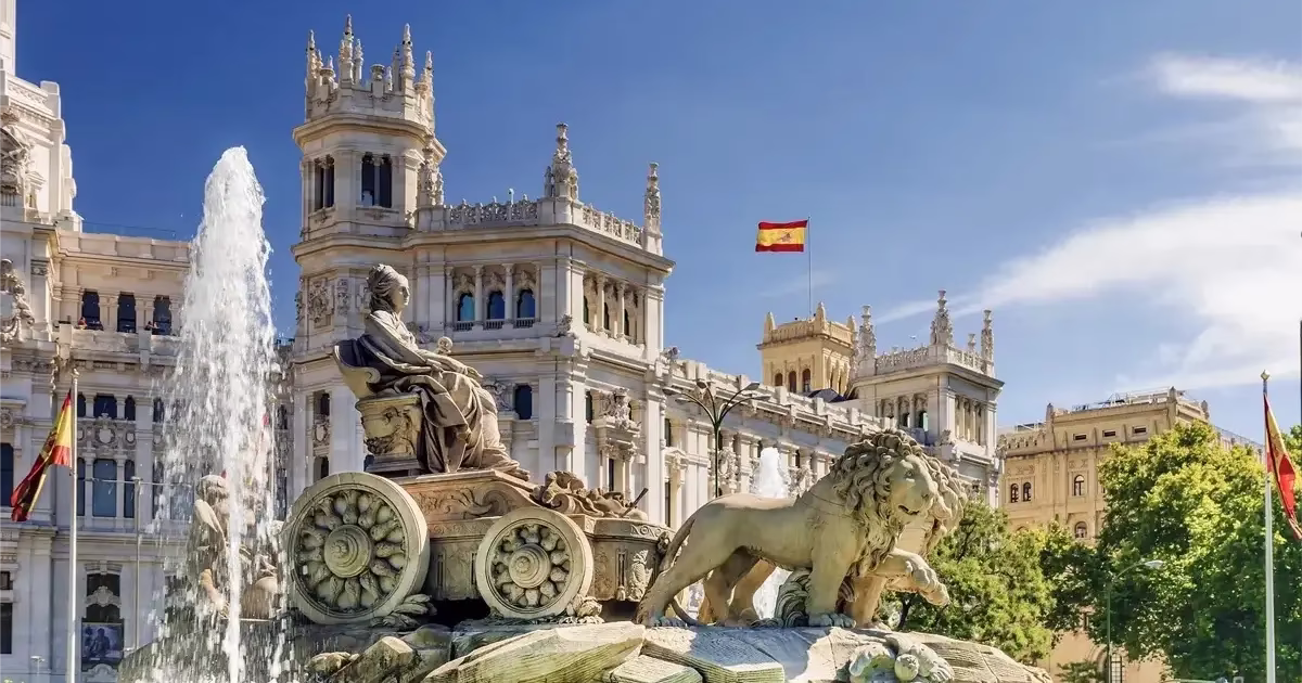 Madrid Place de Cybèle Plaza de Cibeles à Madrid avec la fontaine emblématique de la déesse Cybèle entourée de lions, bâtiments historiques et ciel bleu en arrière-plan