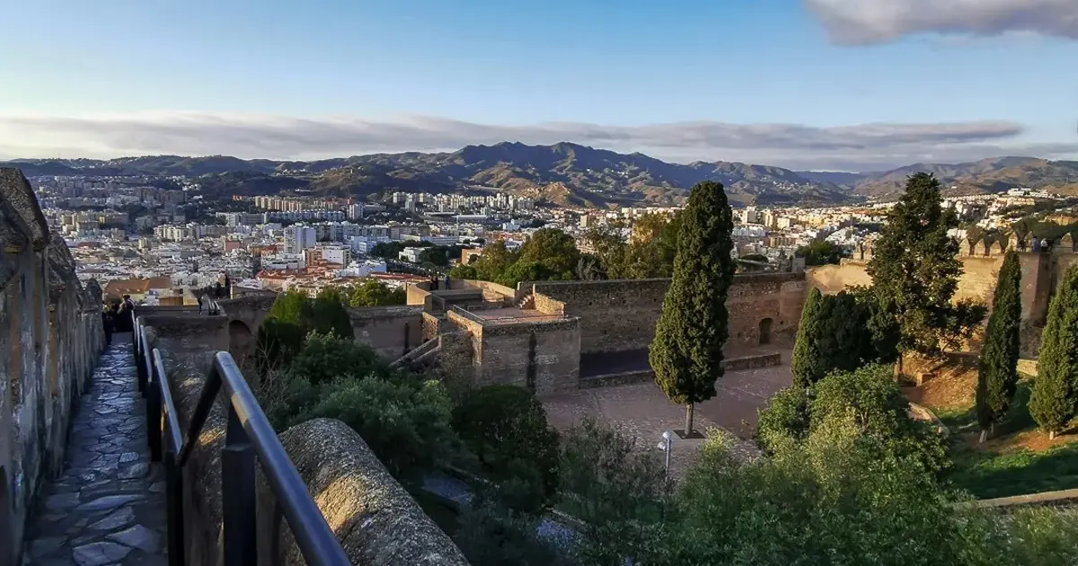 Malaga chateau de Gibralfaro Vue panoramique sur la ville de Malaga depuis les fortifications du château Gibralfaro, avec des jardins et des remparts