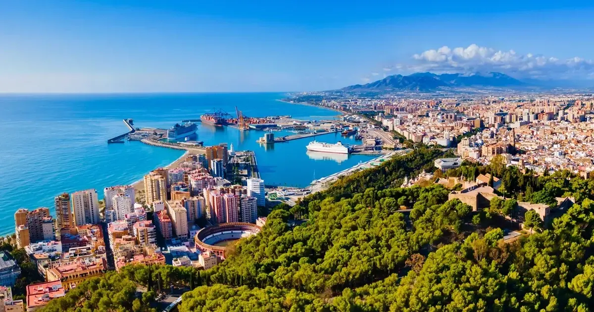 Vue panoramique de la ville de Malaga avec son port, ses plages, et les collines environnantes