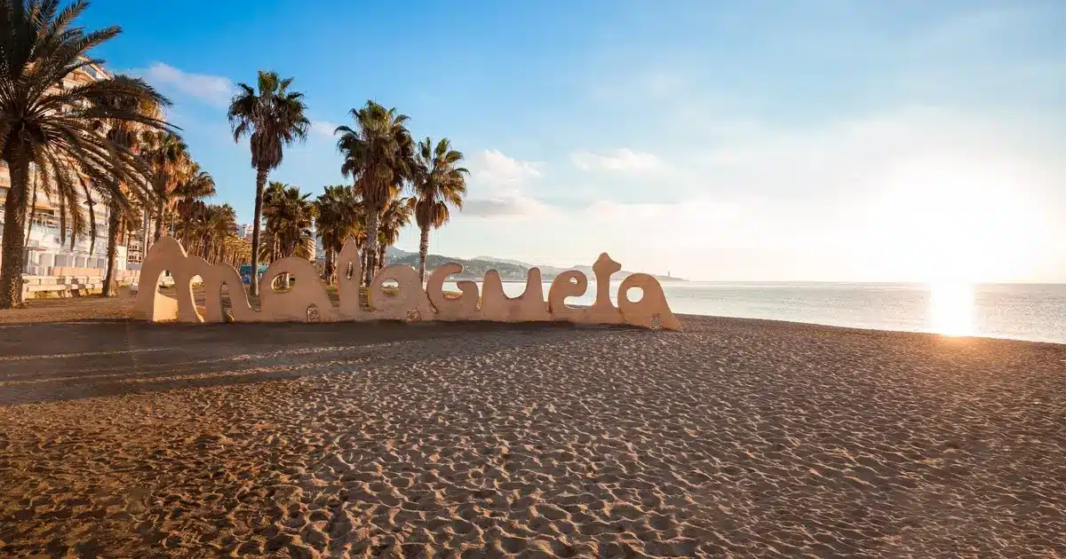 Malaga plage Malagueta Plage urbaine de Malagueta à Málaga avec des palmiers et le soleil couchant