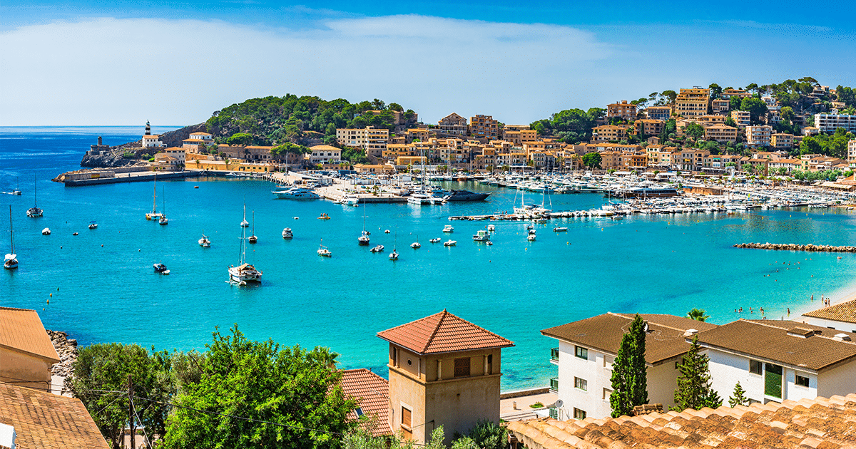 Vue panoramique du port de Sóller à Majorque, avec ses eaux turquoise, bateaux de plaisance et maisons typiques espagnoles en bord de mer – Destination prisée pour l’investissement immobilier en Espagne