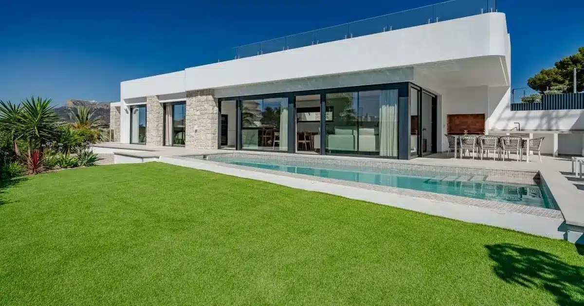 Propriété moderne avec espace extérieur, piscine et mobilier de jardin sous le soleil