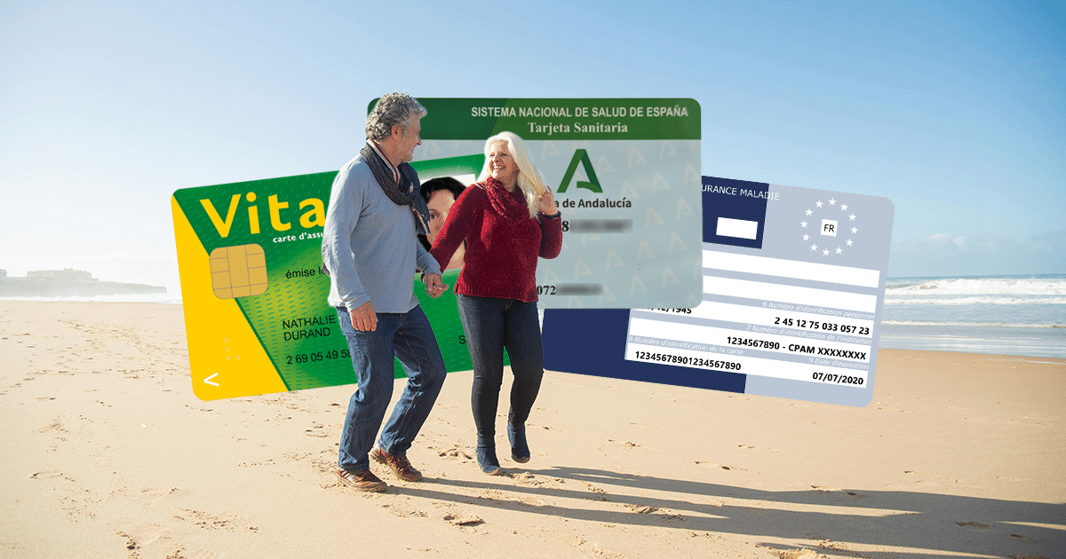 Retraités sur une plage espagnole avec des cartes de santé en arrière plan (Tarjeta Sanitaria, carte de sécurité sociale, Carte Européenne d'Assurance Maladie)