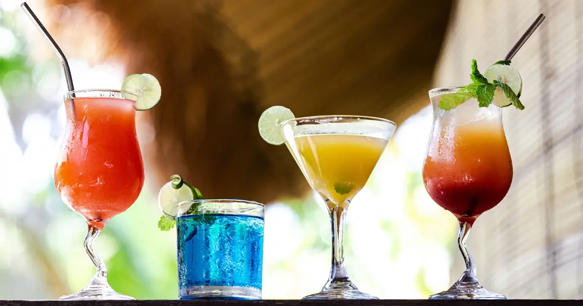 Cocktails colorés servis avec citron vert et menthe, illustrant les boissons typiques d’Espagne