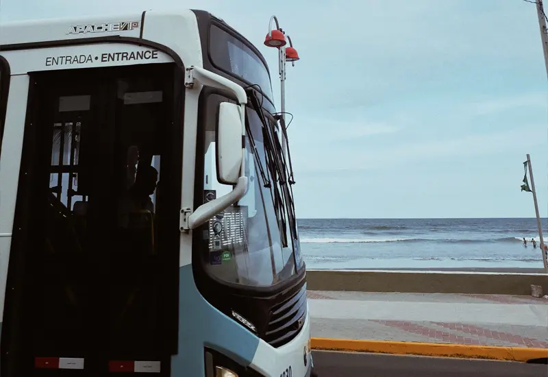 bus-espagne-transport-cout-vie Bus en Espagne circulant en bord de mer, illustrant le coût de la vie et les transports publics