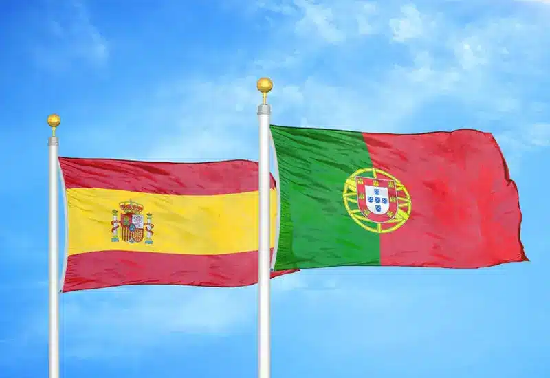 drapeaux-espagne-portugal-comparatif-cout-vie Drapeaux de l’Espagne et du Portugal côte à côte, illustrant la comparaison du coût de la vie