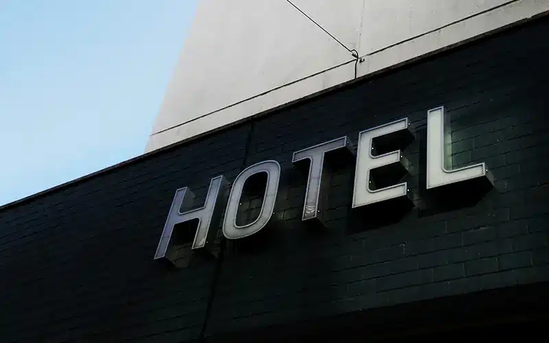 Enseigne d’un hôtel moderne en Espagne, illustrant le secteur du tourisme et de l’hébergement