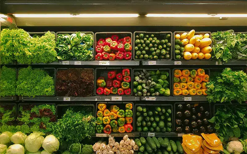 Rayon de fruits et légumes frais dans un supermarché en Espagne, illustrant l’offre alimentaire locale