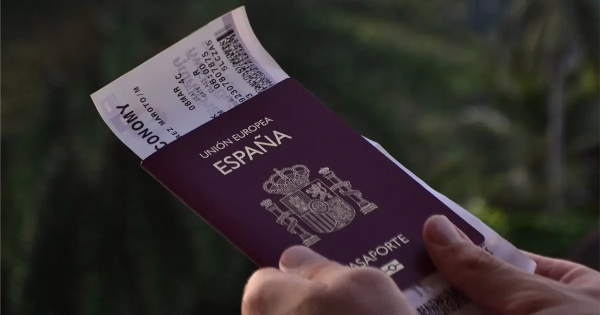 Gros plan sur un passeport espagnol avec billet d’avion, symbolisant visa, résidence et voyage en Espagne