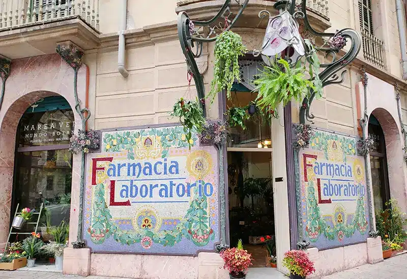 pharmacie-espagne-cout-de-vie Façade colorée d’une pharmacie en Espagne, représentant les dépenses de santé et médicaments