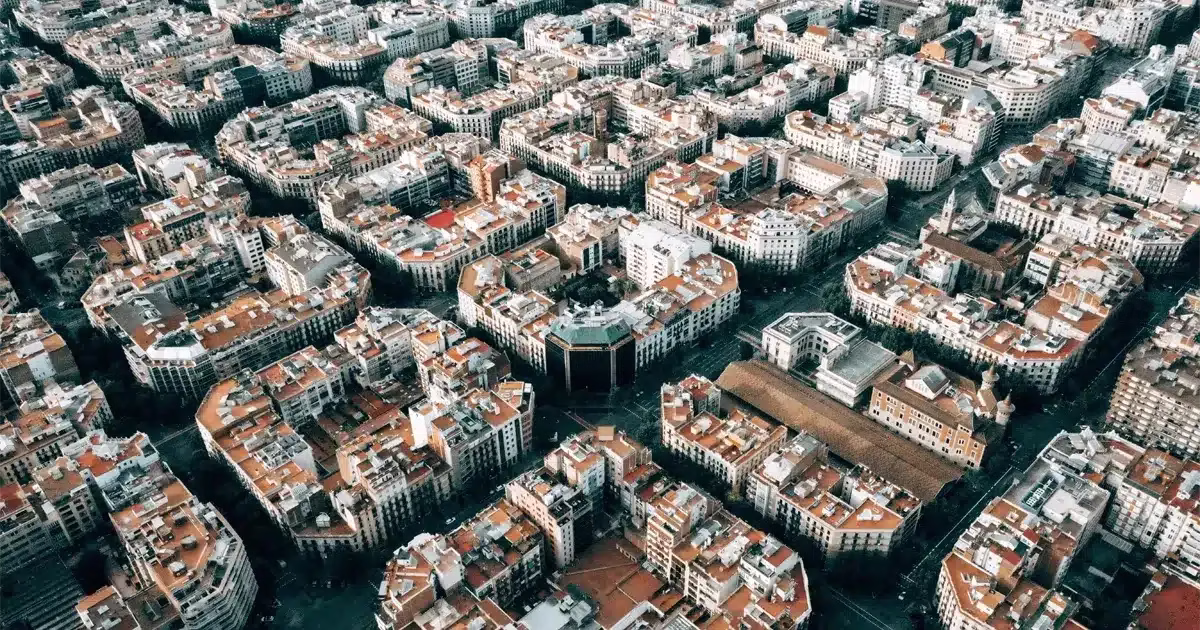 Vue aérienne de Barcelone illustrant la comparaison du prix au mètre carré en Espagne par rapport à la France