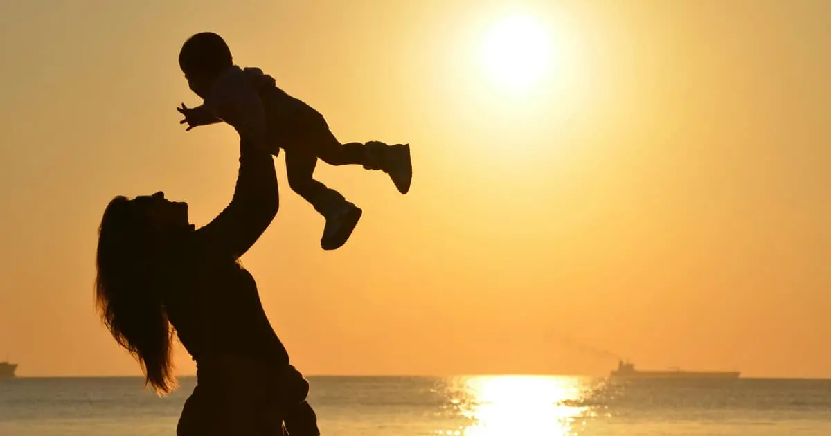 scolarite-education-enfant-espagne Mère et enfant au coucher du soleil en Espagne, symbolisant l’éducation, la scolarité et la vie familiale