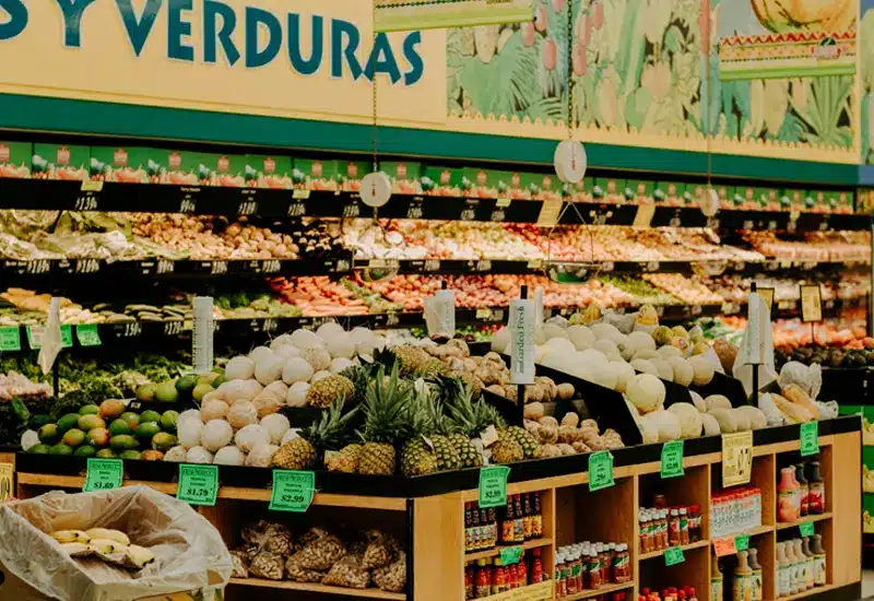 supermarche-fruits-legumes-espagne Rayon de fruits et légumes dans un supermarché en Espagne, symbole du coût alimentaire
