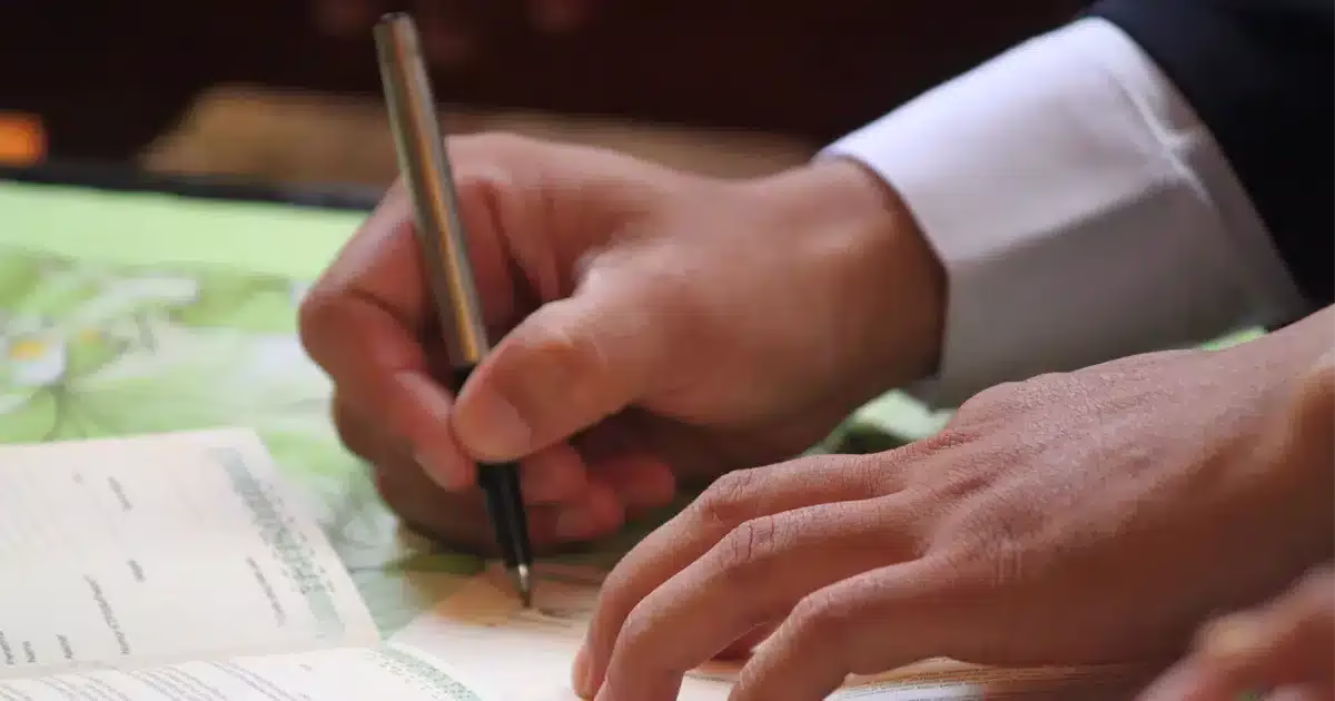 Signature officielle d’un acte devant notaire en Espagne, illustrant les frais de notaire pour un achat immobilier en 2025
