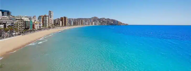 alicante-investissement-immobilier-costa-blanca-2026 Vue sur la plage et le front de mer d’Alicante, ville de la Costa Blanca offrant un excellent rendement locatif en 2026