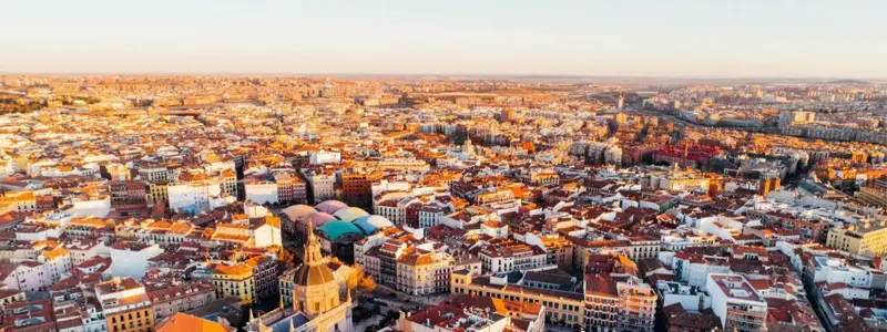 madrid-investissement-immobilier-espagne-2026 Vue panoramique sur Madrid au coucher du soleil, capitale espagnole considérée comme une valeur sûre pour investir en 2026