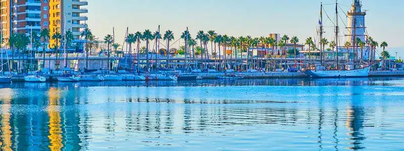 malaga-investissement-immobilier-espagne-2026 Vue aérienne du port de Málaga et de la côte méditerranéenne, symbole de la croissance du marché immobilier andalou en 2026