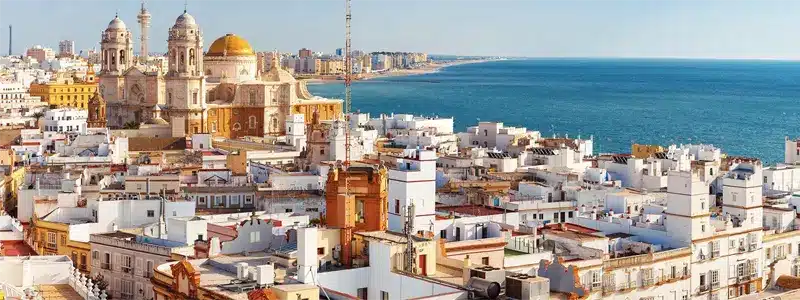 seville-investissement-immobilier-andalousie-2026 Vue sur la cathédrale et les toits de Séville, ville andalouse dynamique offrant de belles opportunités d’investissement immobilier en 2026