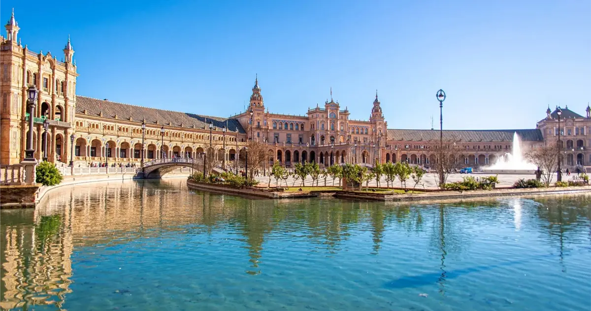 Vue de la Plaza de España à Séville, l’une des villes les plus ensoleillées et appréciées d’Espagne pour sa qualité de vie en 2025