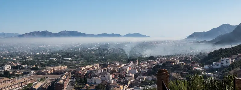 urcie-investissement-immobilier-espagne-2026 Panorama de la ville de Murcie entourée de montagnes, région à fort potentiel immobilier et prix attractifs en 2026