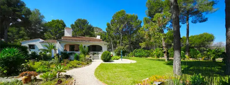 valence-marche-immobilier-espagne-2026 Maison typiquement valencienne entourée de verdure, symbole du marché immobilier stable et attractif de Valence en 2026