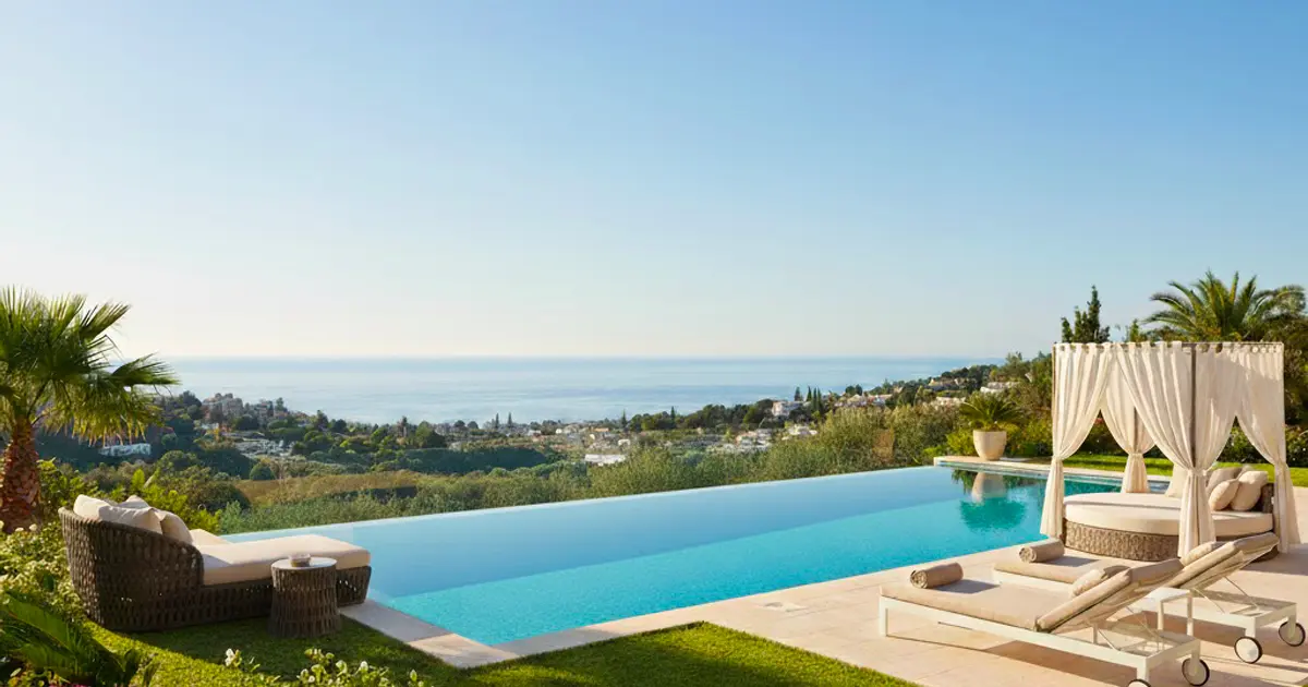 Villa moderne avec piscine à débordement et vue sur la mer Méditerranée, symbole du marché immobilier haut de gamme en Espagne en 2026