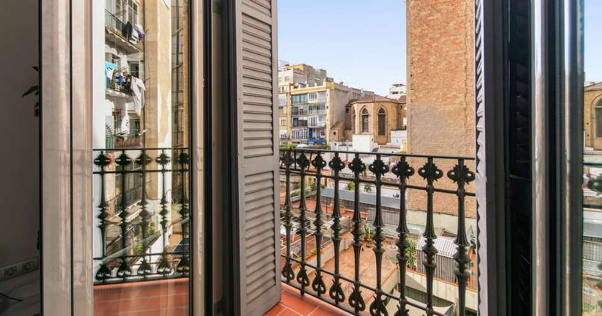 Vue d'un balcon d'un appartement à Barcelone