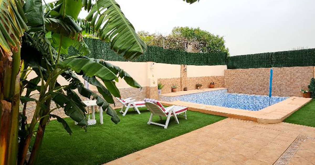 Vue sur un jardin avec piscine à Gandia