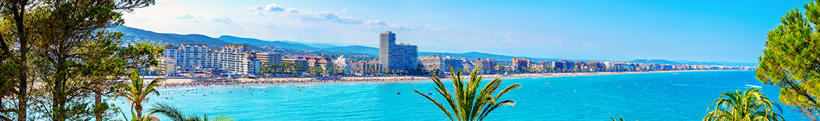 Paysage du château de Peñíscola avec ses remparts et le bord de mer