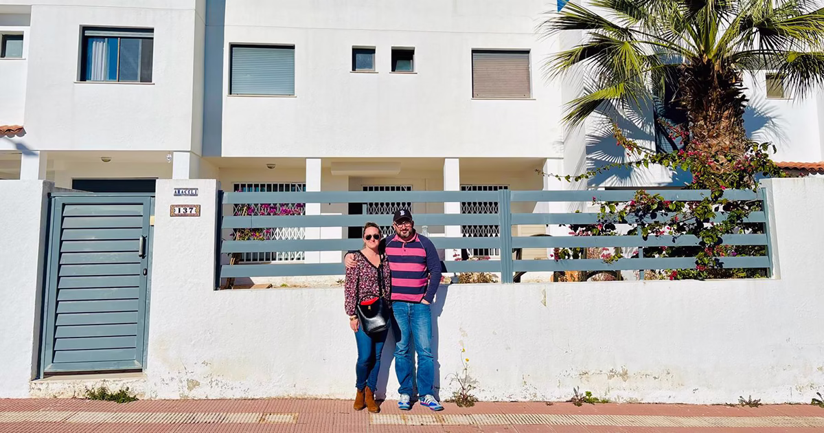 Couple devant une maison à Peníscola