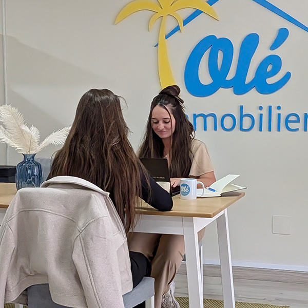 Commerciale en rendez-vous avec sa cliente