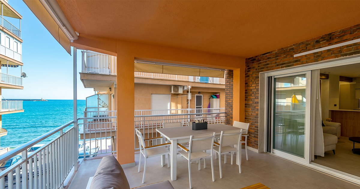 Terrasse d’appartement à Torrevieja avec vue mer, espace extérieur lumineux idéal pour vivre ou investir en bord de mer en Espagne.