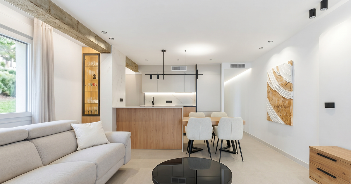 Intérieur moderne d’un appartement à Torrevieja proche de la mer, cuisine ouverte et espace de vie optimisé pour résidence principale ou investissement locatif.