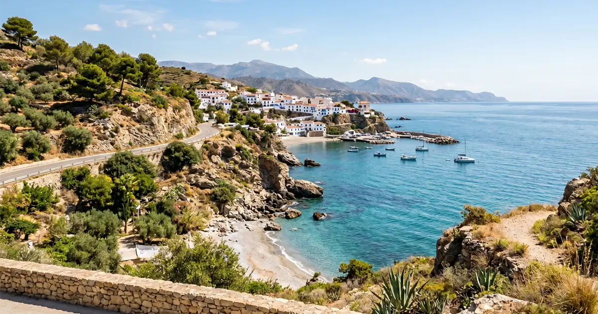 Vue côtière en Espagne illustrant la taxe sur la plus-value immobilière en 2026 : calcul du gain, imposition et montant réel à payer lors de la revente d’un bien.