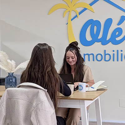 Chasseuse immobilier en rendez-vous avec sa cliente