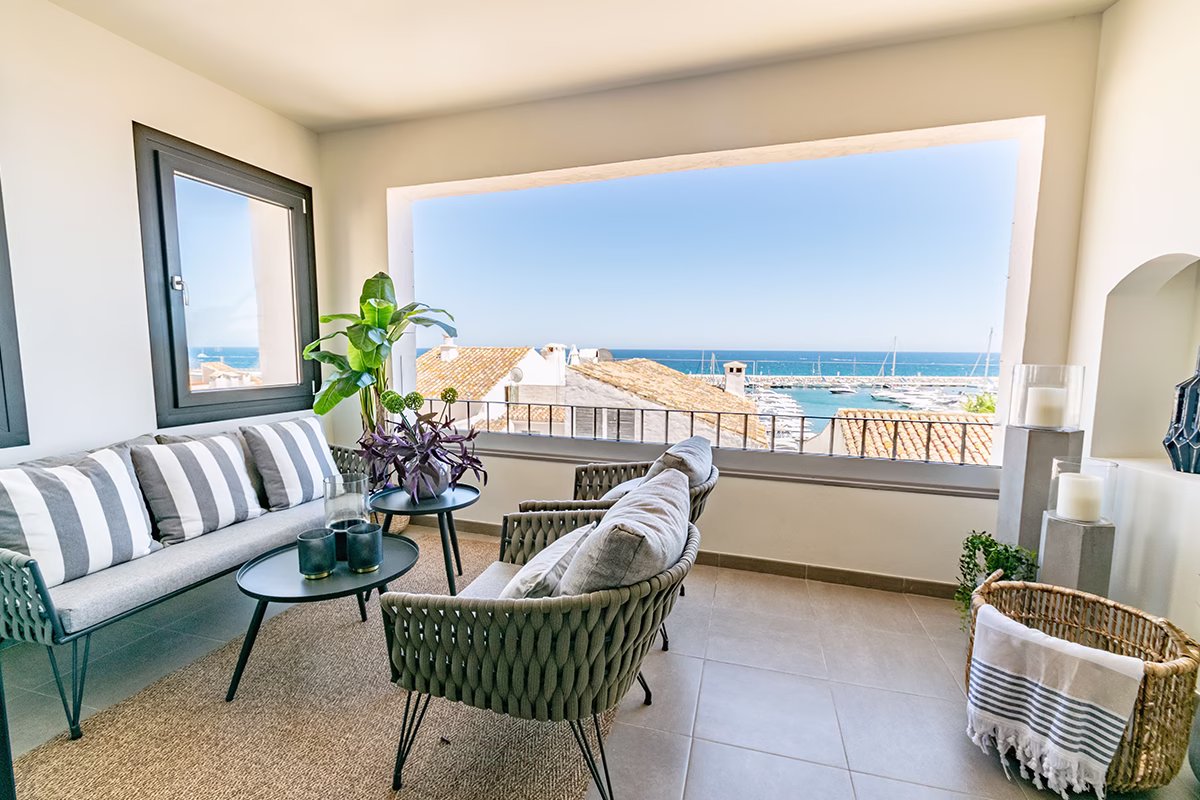 Terrasse d'un appartement avec vue sur le port de Puerto Banús, Marbella — votre place au soleil en Espagne avec Olé Immobilier
