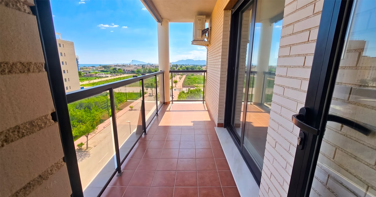 balcon-appartement-piles-costa-valencia Balcon spacieux d’un appartement à Piles, proche d’Oliva en Espagne, offrant un espace extérieur lumineux dans un bien immobilier situé sur la côte méditerranéenne espagnole.