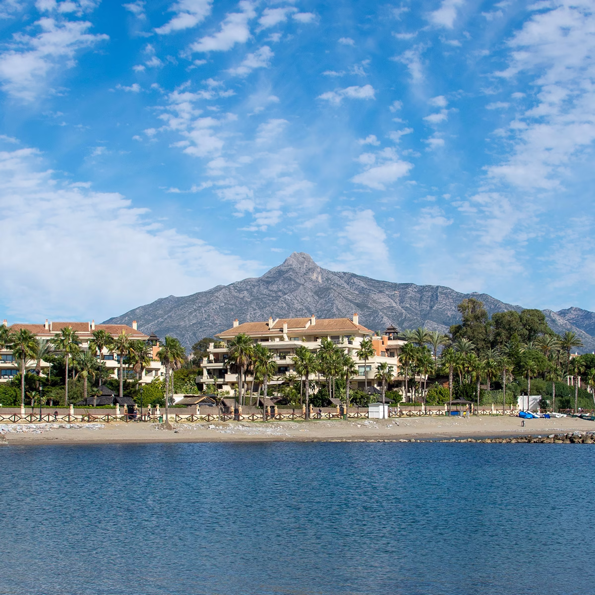 Front de mer de Marbella sur la Costa del Sol, La Concha en arrière-plan — acheter avec Olé Immobilier