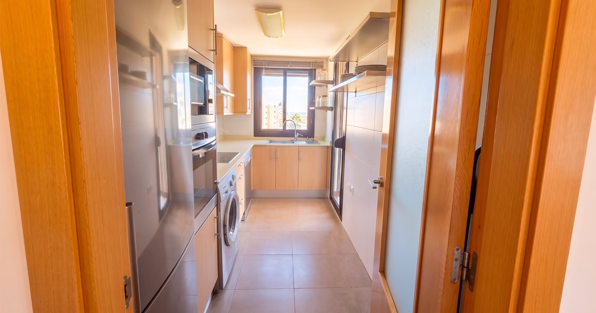 cuisine-moderne-appartement-piles-costa-valencia Cuisine moderne et fonctionnelle d’un appartement à Piles, proche d’Oliva en Espagne, bien immobilier idéal pour une résidence principale, secondaire ou un investissement locatif sur la côte méditerranéenne.