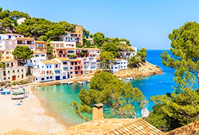Maisons colorées au bord d'une crique de la Costa Brava, Catalogne