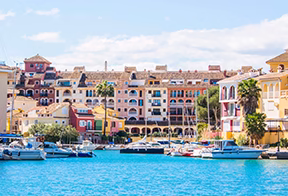 Port et plage en Espagne — bien trouvé par Olé Immobilier sur la côte méditerranéenne